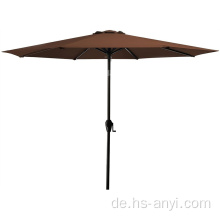 Großer Regenschirm im Freien mit Stand